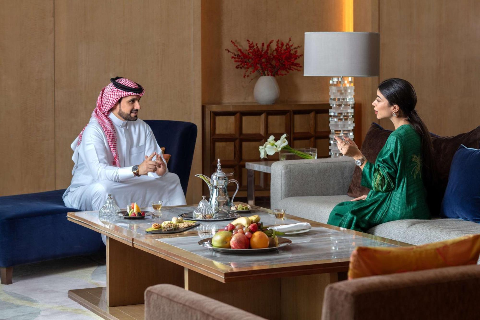 Hyatt Regency Riyadh Olaya Eksteriør billede A Saudi Arabian man and woman in traditional dress