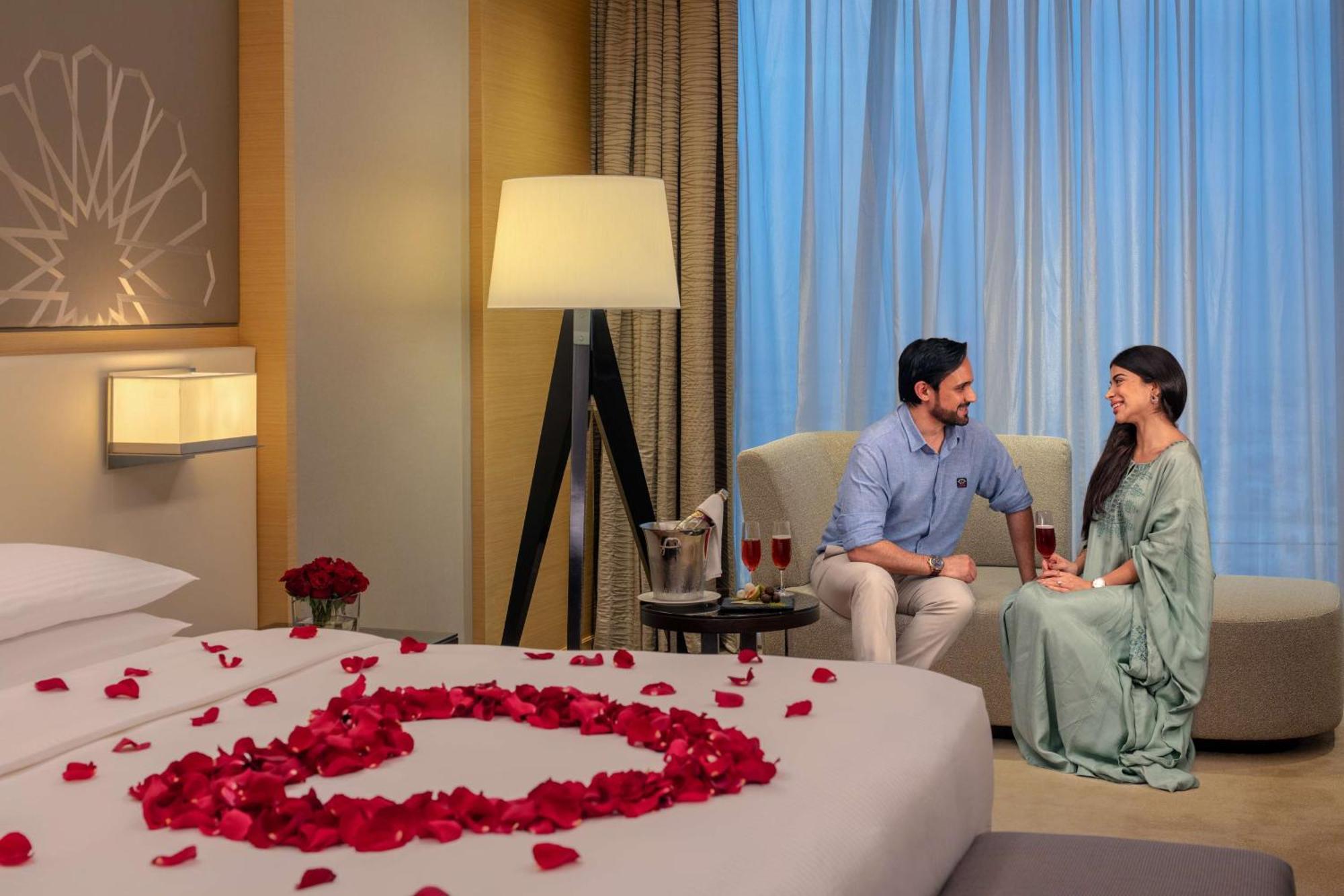 Hyatt Regency Riyadh Olaya Eksteriør billede A couple in a hotel room